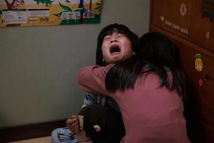 最新后妈打孩子视频，深度论述与关注反思