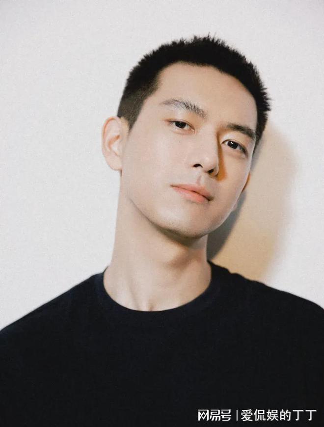时尚潮流与个人立场的展现，短发男明星的探析