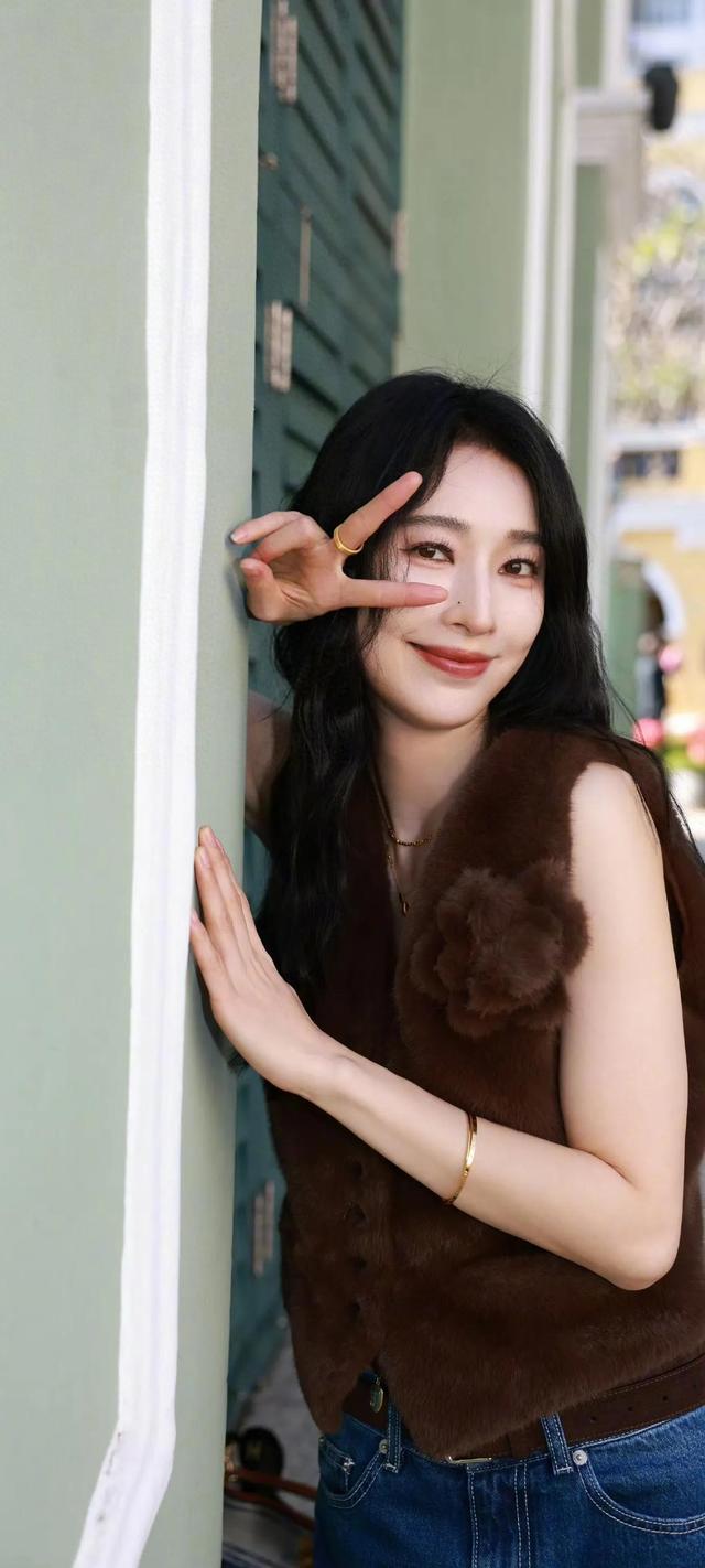 2025最新女生图片展示，自信与成就之光的蜕变风采